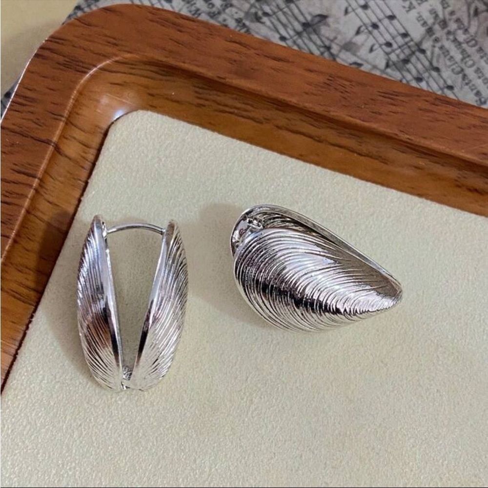 Shell Stud copper Earrings - Picture 5 of 15